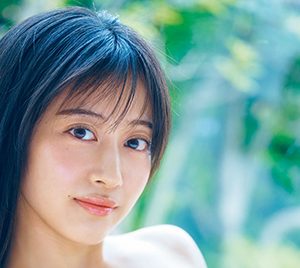 NMB48川上千尋、ボーダー水着で“週プレ”登場