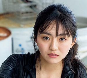 豊田ルナ、ライダースーツから美谷間チラり！ワイルドな美貌を披露