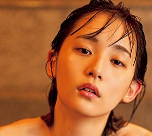 浅川梨奈「週プレ」で大胆美ボディー披露