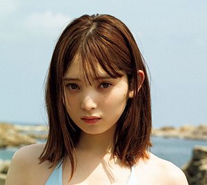 橋下美好、水色ビキニでスレンダーボディ披露