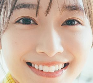 櫻坂46守屋麗奈、イチゴを手にした“おねだり風”ポストカードカット解禁