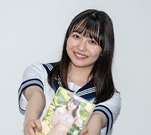 音大卒のグラビアアイドル・鈴木ゆうは、セーラー服に憧れ「違和感あるんですけど…」