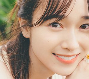 櫻坂46守屋麗奈、ブルービキニがチラり…白のオーバーオールショット解禁