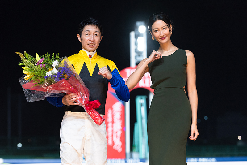 勝利ジョッキーの武豊騎手と菜々緒