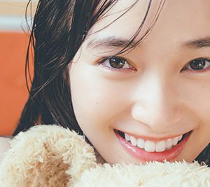 櫻坂46守屋麗奈、クマちゃんとの入浴ショット公開！1st写真集封入用ポストカードより