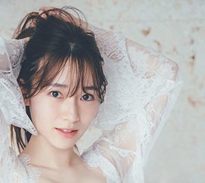 櫻坂46守屋麗奈、まるで天使か女神か…1st写真集封入用ポストカード全6種出そろう