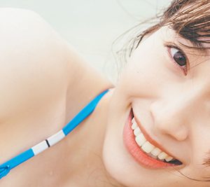 櫻坂46守屋麗奈、色白ボディーに映えるブルーのボーダービキニ姿を披露