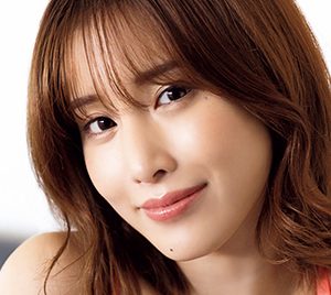 「ミスFLASH2021」益田アンナ、ほろ酔いグラビアを披露