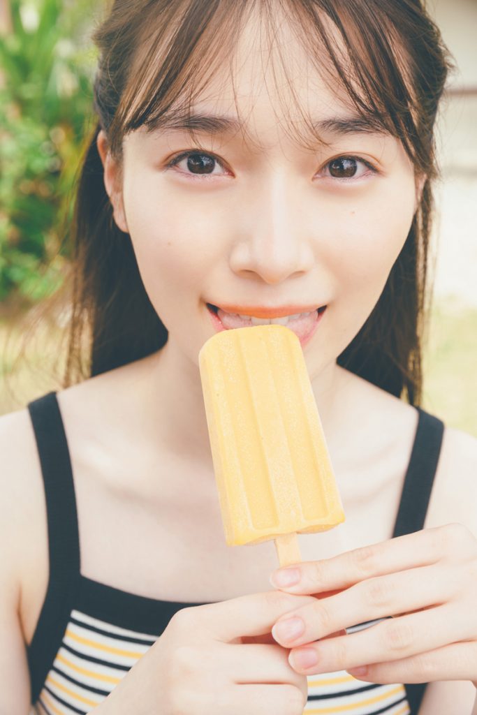 櫻坂46守屋麗奈1st写真集「笑顔のグー、チョキ、パー」(竹書房)より封入用ポストカード2/6