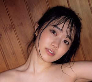 杉本愛莉鈴、ヌーディーカラーのビキニでリラックス！週プレに登場