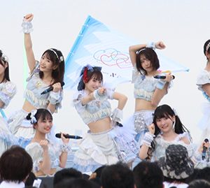 【TIF2022】＃ババババンビ、布袋寅泰「バンビーナ」公認カバーなどでファンと一緒に大騒ぎのSKY STAGE