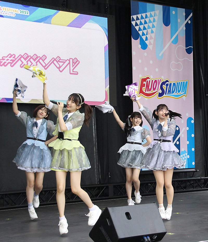 「TOKYO IDOL FESTIVAL 2022」初日、ENJOY STADIUMでパフォーマンスする＃ババババンビ