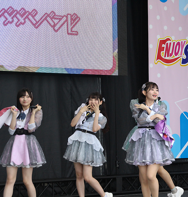 「TOKYO IDOL FESTIVAL 2022」初日、ENJOY STADIUMでパフォーマンスする＃ババババンビ