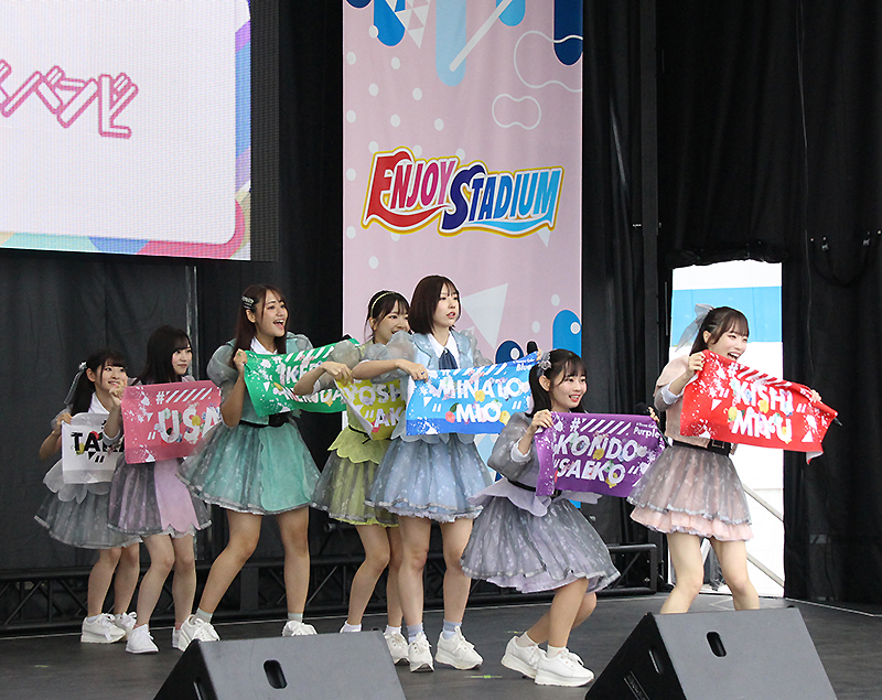 「TOKYO IDOL FESTIVAL 2022」初日、ENJOY STADIUMでパフォーマンスする＃ババババンビ