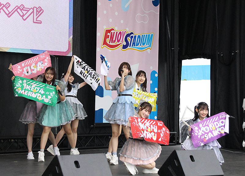 「TOKYO IDOL FESTIVAL 2022」初日、ENJOY STADIUMでパフォーマンスする＃ババババンビ