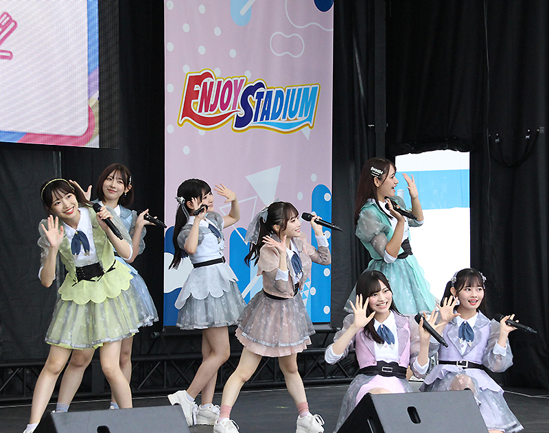 「TOKYO IDOL FESTIVAL 2022」初日、ENJOY STADIUMでパフォーマンスする＃ババババンビ