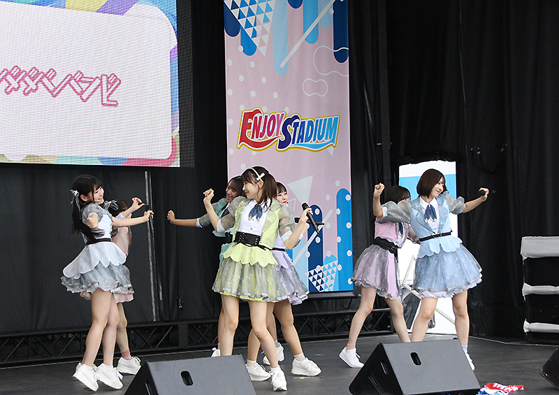 「TOKYO IDOL FESTIVAL 2022」初日、ENJOY STADIUMでパフォーマンスする＃ババババンビ