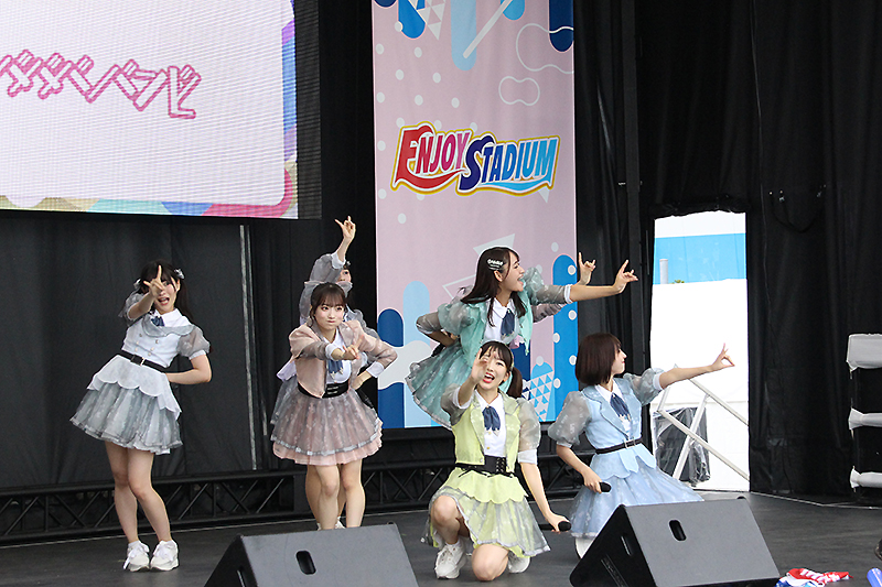 「TOKYO IDOL FESTIVAL 2022」初日、ENJOY STADIUMでパフォーマンスする＃ババババンビ