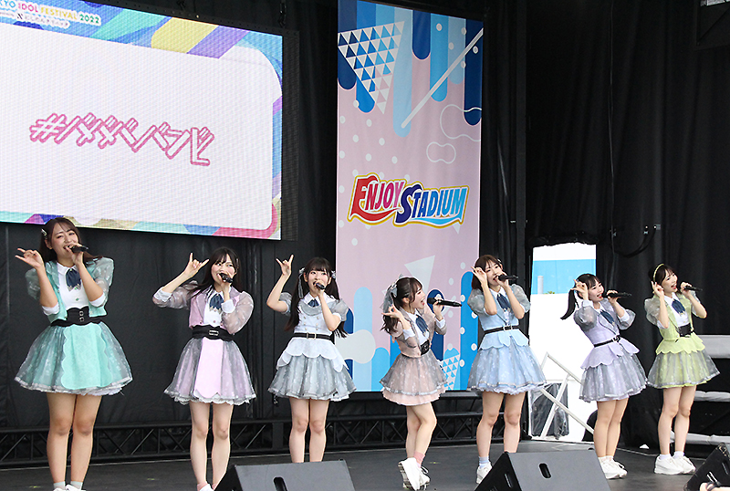 「TOKYO IDOL FESTIVAL 2022」初日、ENJOY STADIUMでパフォーマンスする＃ババババンビ