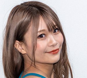 グラビアアイドル阿久津真央、真っ赤なビキニのバックショットに絶賛の声