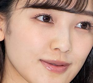 グラビアアイドル天木じゅん、岸明日香からの“鷲掴まれ”ショットを公開