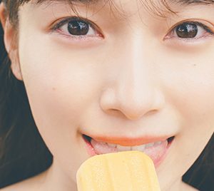 櫻坂46守屋麗奈、舌ペロショット披露！マンゴーアイスキャンディーでひと休み