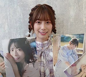 日向坂46東村芽依、三つ編み＆ワンピース姿で登場！1st写真集「見つけた」発売記念SHOWROOM配信