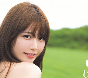 グラビアアイドル小日向ゆか、1st写真集で“念願”のヤギと共演…シースルー衣装や水中写真も