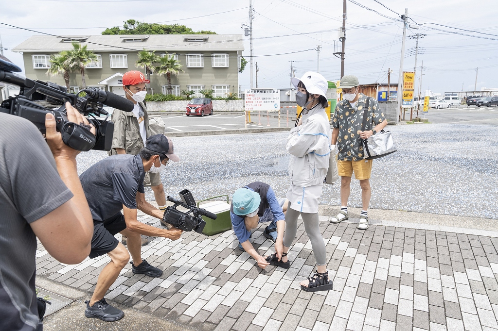 あのの靴ひもを結んであげる小木博明