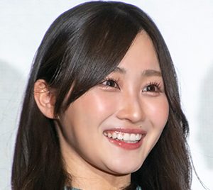 日向坂46潮紗理菜、東村芽依の写真集に興味津々「イチゴのバス停？イチゴのバス停!?イチゴのバス停!!」