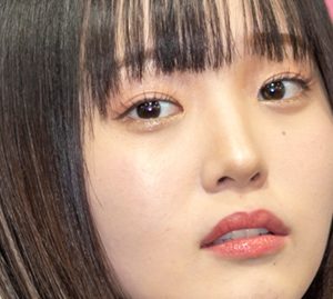 グラビアアイドル花咲ひより “リトルグリーンまん”をくわえた姿を公開「食べられたい」「痛い痛い」と反響続々