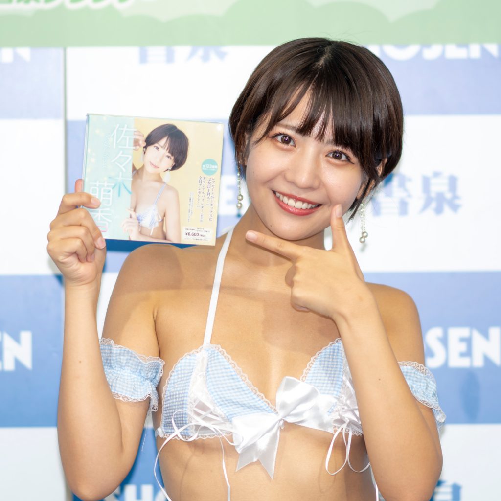 トレーディングカード(ヒッツ)取材会に出席した佐々木萌香