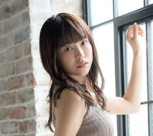 グラビアアイドル鈴木聖、透き通る肌ととびきりの笑顔あふれるデジタル写真集配信スタート