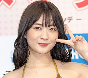 グラビアアイドル・メイリ、ド派手！ゴールドビキニで念願の1st写真集をアピール