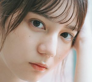 日向坂46小坂菜緒、初のソロ表紙＆巻頭グラビアを飾る