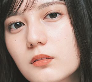 日向坂46小坂菜緒、濃紺のノースリーブワンピースが印象的な表紙カット解禁