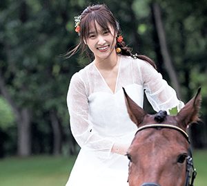 櫻坂46菅井友香、純白ドレスをまとい乗馬姿を披露！ほか卒業写真集「大切なもの」より封入特典ポストカードも解禁