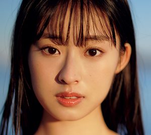 「仮面ライダーリバイス」出演 井本彩花、オレンジビキニでキュートなスタイルを披露