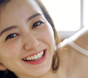 高田里穂「週プレ」ではじける笑顔披露！写真集も発売に