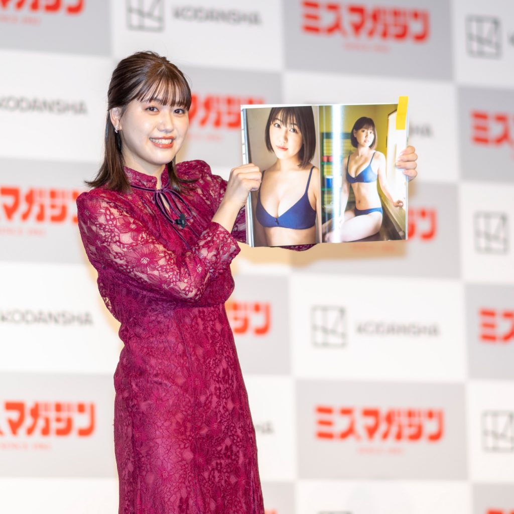 「和泉芳怜1st写真集発売記者会見」より