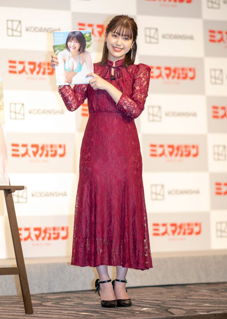 「和泉芳怜1st写真集発売記者会見」より