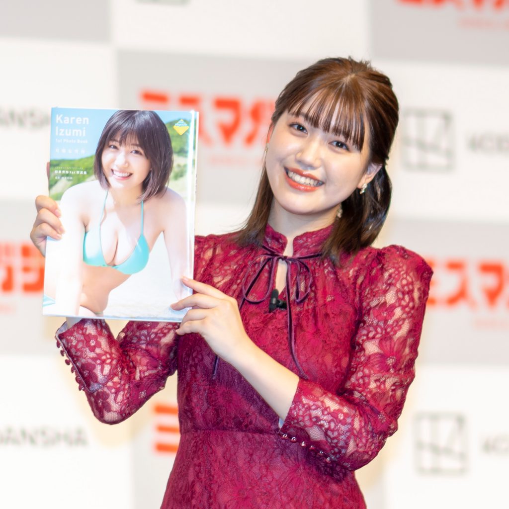 「和泉芳怜1st写真集発売記者会見」より