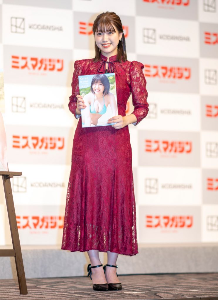 「和泉芳怜1st写真集発売記者会見」より