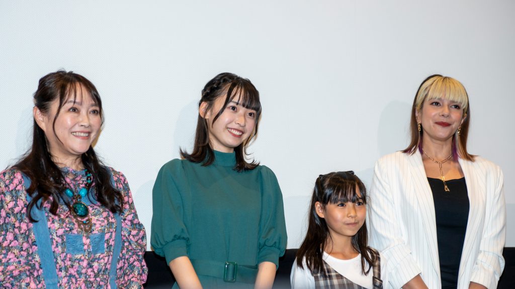 映画「あの庭の扉をあけたとき」初日舞台挨拶に登壇した井上あずみ、坂川陽香、松岡美那、GOW(写真左から)