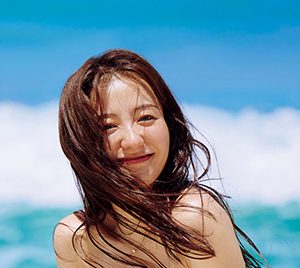 高田里穂“11年ぶり”写真集より、開放感あふれるカバーカット解禁