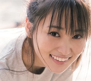 櫻坂46菅井友香、表紙＆巻頭グラビアを飾る