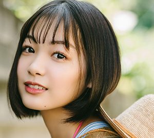 グラビアアイドル吉澤遥奈、ピンクのビキニがチラり…海辺を舞台にしたデジタル写真集配信