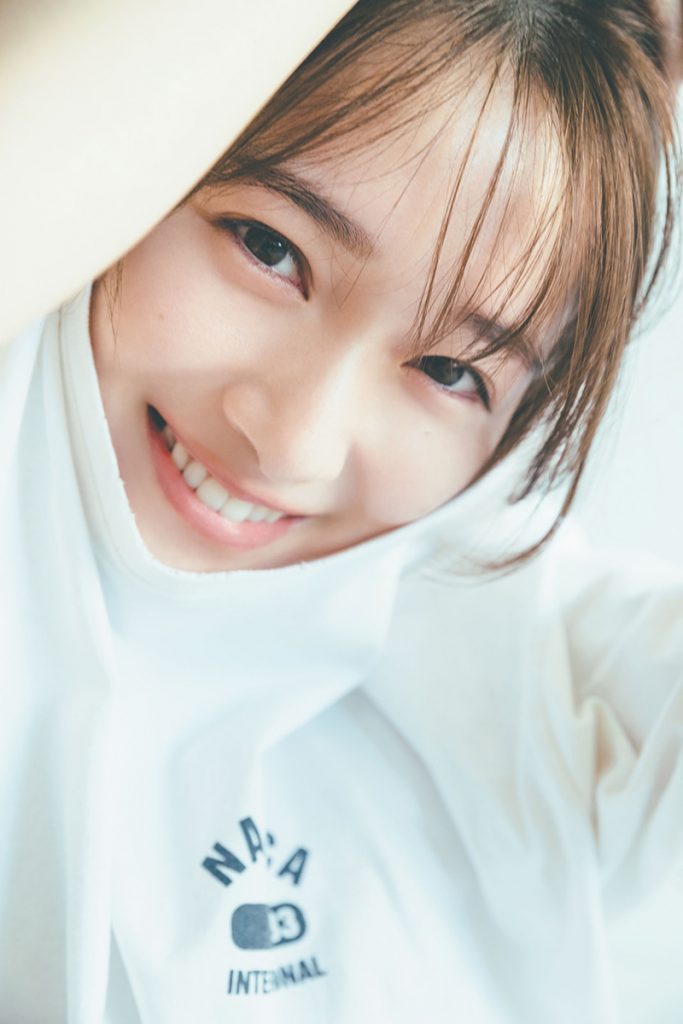 櫻坂46・守屋麗奈1st写真集「笑顔のグー、チョキ、パー」購入特典アザーカット・ミニブックより