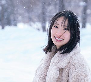 日向坂46金村美玖1st写真集「羅針盤」より裏表紙カット4種解禁…“雪の中へダイブ”した瞬間も