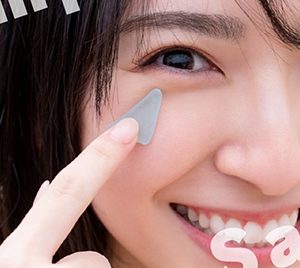 日向坂46金村美玖1st写真集「羅針盤」より封入ポストカード第3弾解禁…空色の三角シーグラスにニッコリ